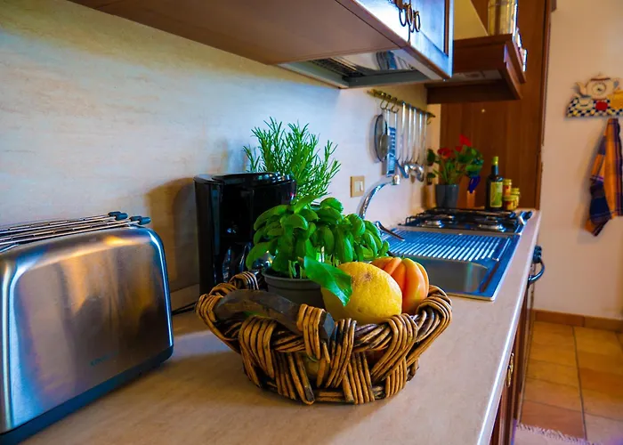 Host4u - Borgata Vallone With Stunning Garden And Parking